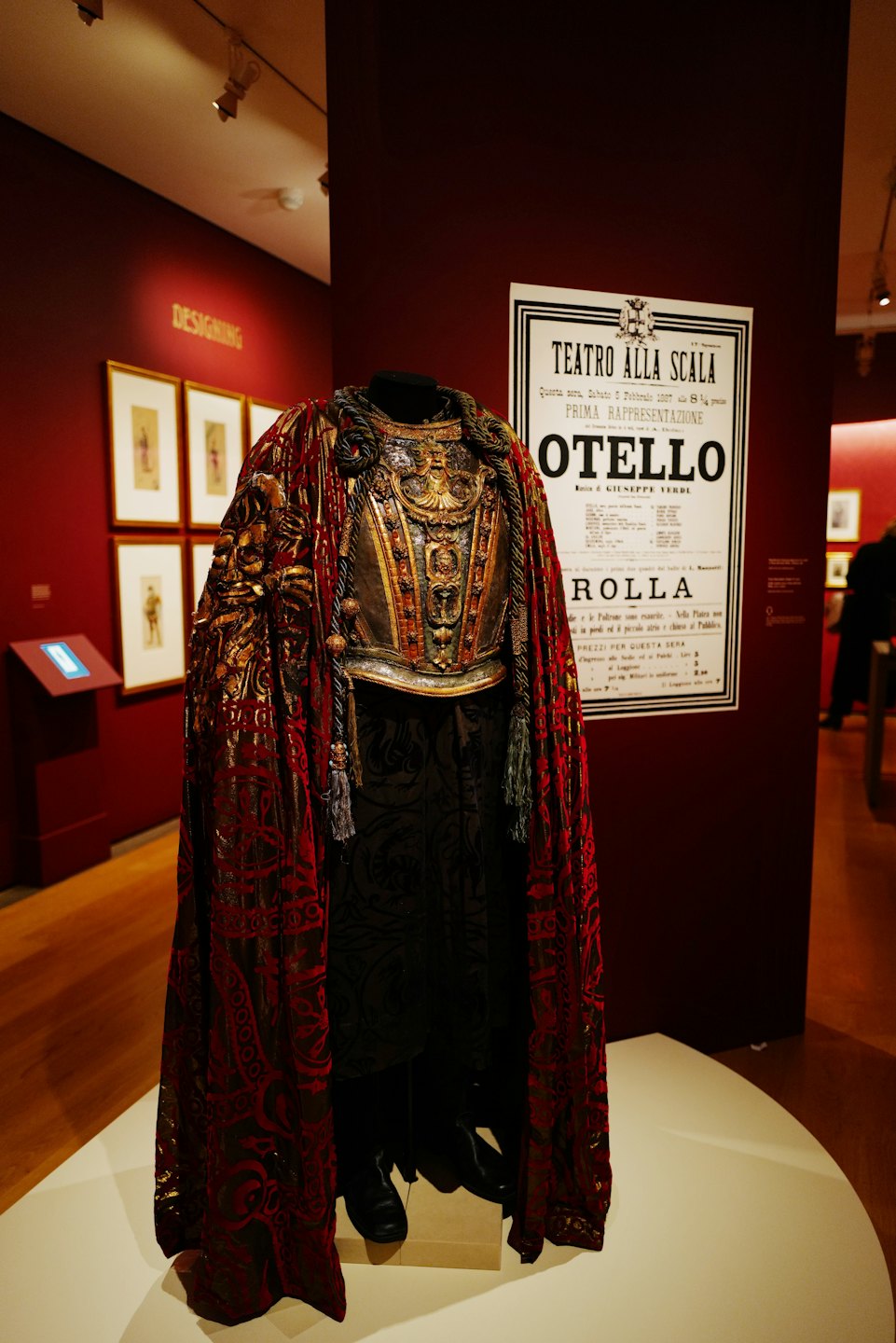Costume teatrale ornato esposto su un manichino in un museo.